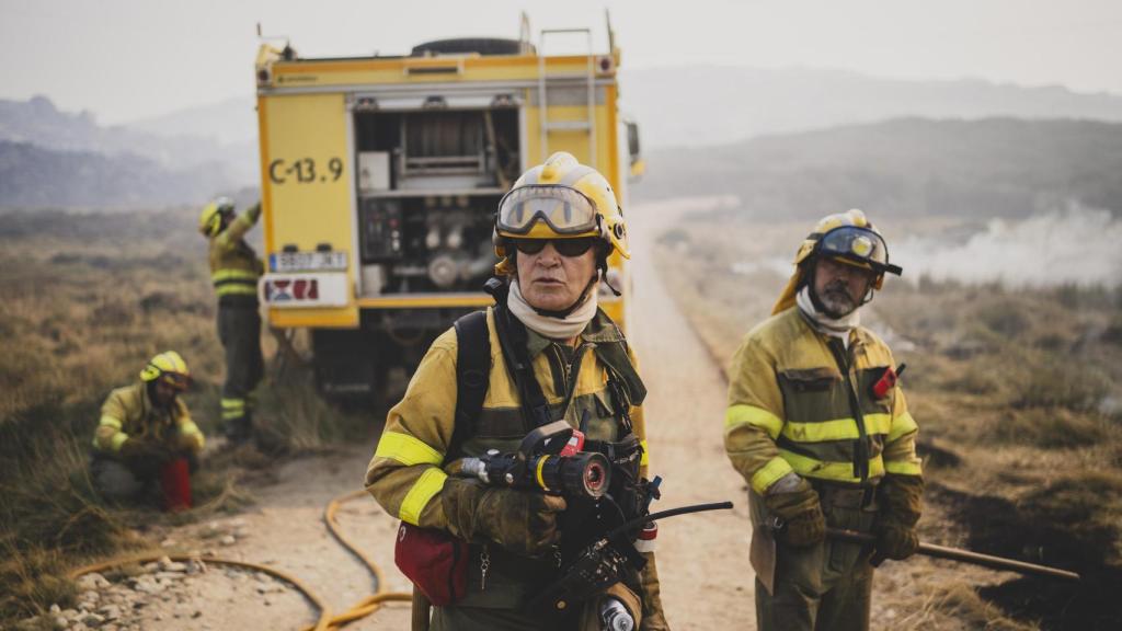 Los compañeros de Irene revisando equipos y rutas de escape.