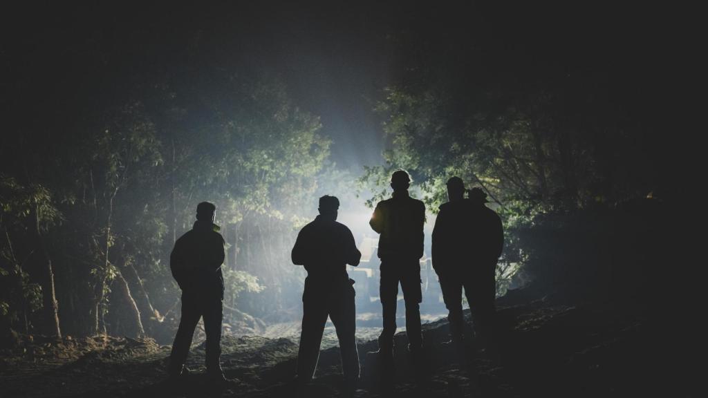 Algunos vecinos de la zona haciendo guardias nocturnas para tratar de acorralar las llamas.