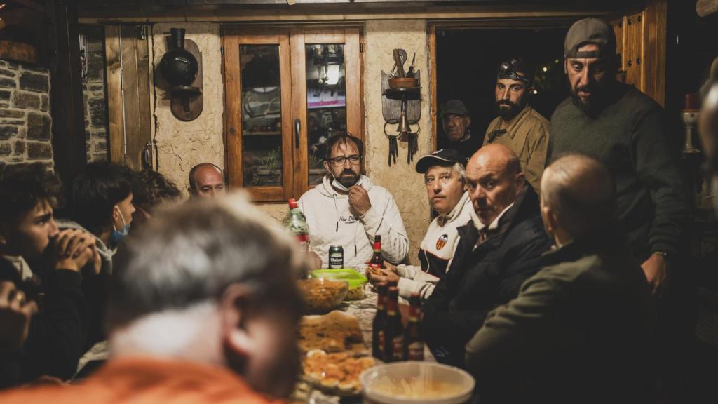 Los voluntarios reponen fuerzas tras una jornada extenuante.