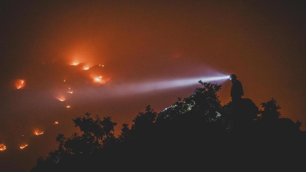 Noche roja cerca de San Martín. Los vecinos hacían guardias nocturnas para intentar controlar el fuego.