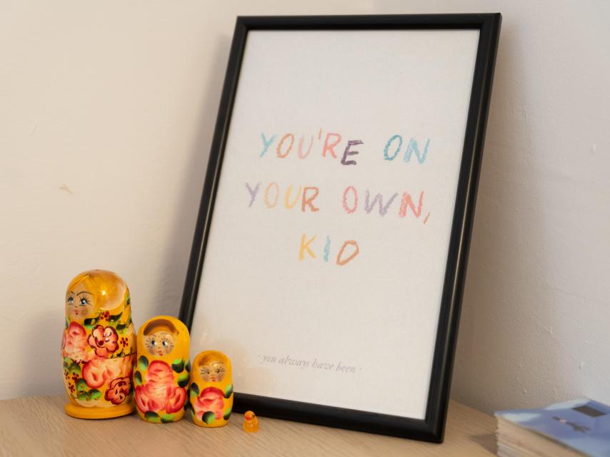 Un aparador con una lámina que señala el título de la canción de Taylor Swift, 'You're on your own, kid'.