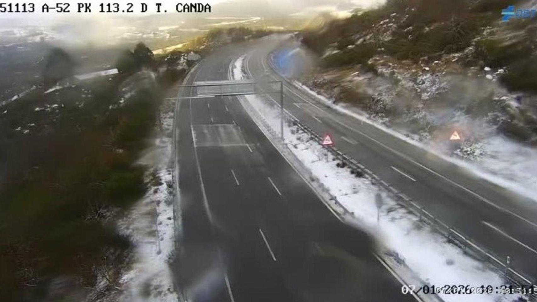 Imagen de la nevada en la A-52, a la altura de A Canda (Ourense).