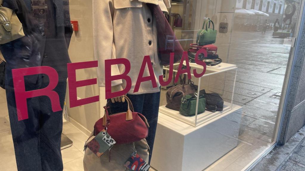 Un cartel de rebajas en Vigo, a 7 de enero de 2026.