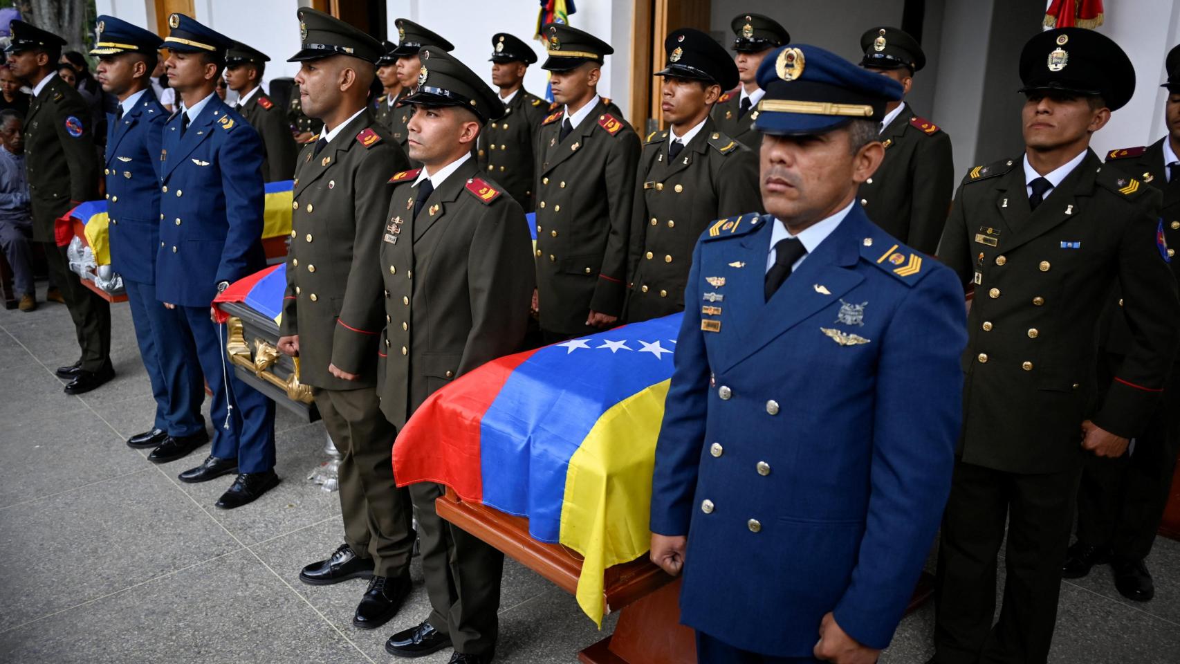 Funeral en Caracas por miembros del Ejército venezolano muertos durante la operación de Estados Unidos.