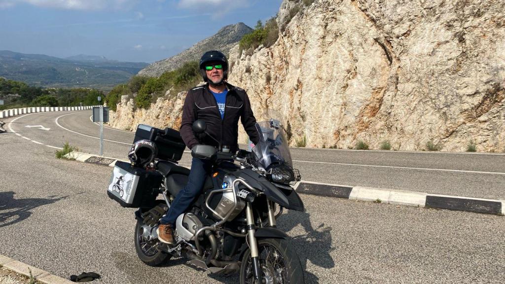 José Manuel Navas, director general de Pingüinos, en una ruta con su moto