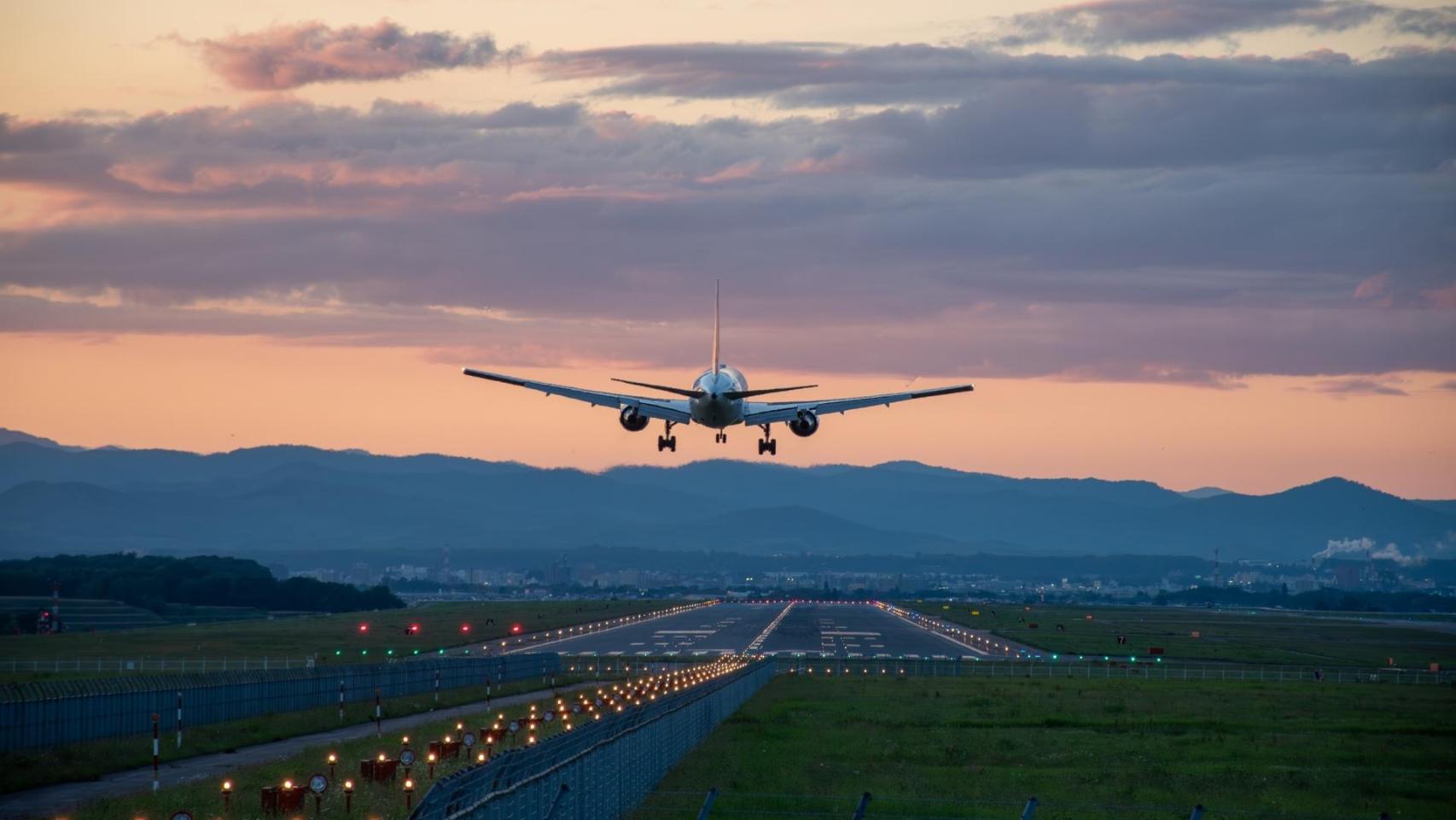 Un avión aterrizando