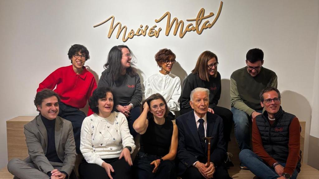 Familia Mata junto a Fernando Sánchez, interiorista del proyecto, en la presentación de la librería-cafetería.