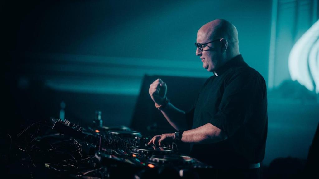 El Padre Guilherme durante una de sus actuaciones