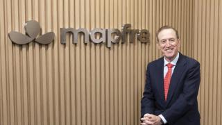 Antonio Huertas, presidente de Mapfre, con la nueva identidad corporativa del grupo.