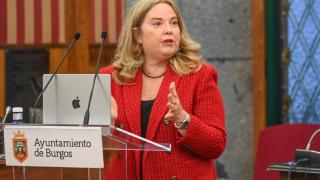 La alcaldesa de Burgos, Cristina Ayala, durante el pleno extraordinario de este jueves en el Ayuntamiento burgalés