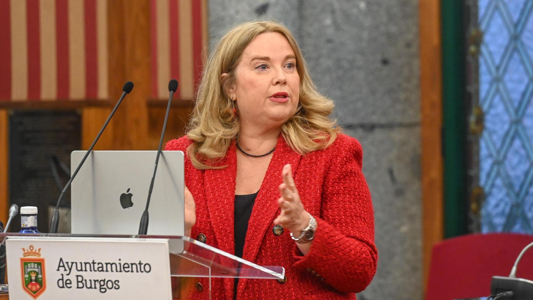 La alcaldesa de Burgos, Cristina Ayala, durante el pleno extraordinario de este jueves en el Ayuntamiento burgalés