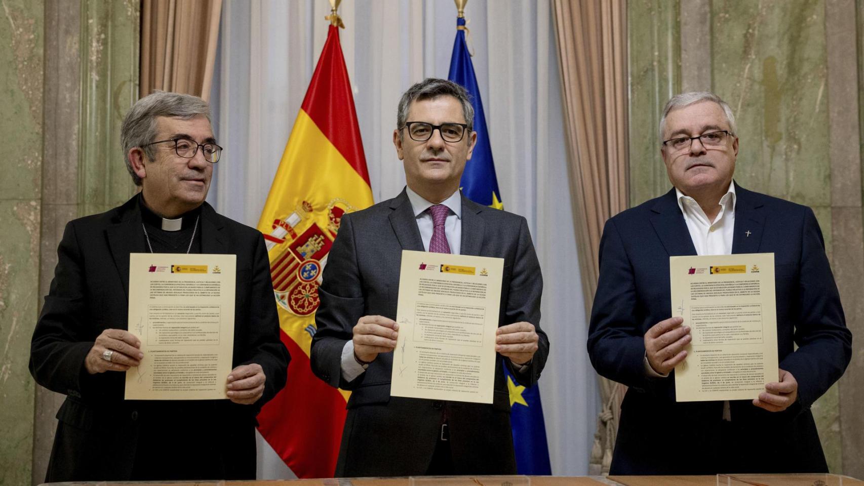 El ministro de la Presidencia, Justicia y Relaciones con las Cortes , Félix Bolaños (c), junto al presidente de la Conferencia Episcopal, Luis Argüello (i), y el presidente de la Conferencia Española de Religiosos (CONFER), Jesús Díaz Sariego (d), durante la firma del acuerdo.