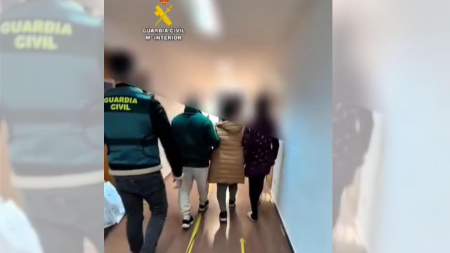 La Guardia Civil detiene a cuatro personas por retener a una joven en una vivienda de Garrapinillos contra su voluntad.