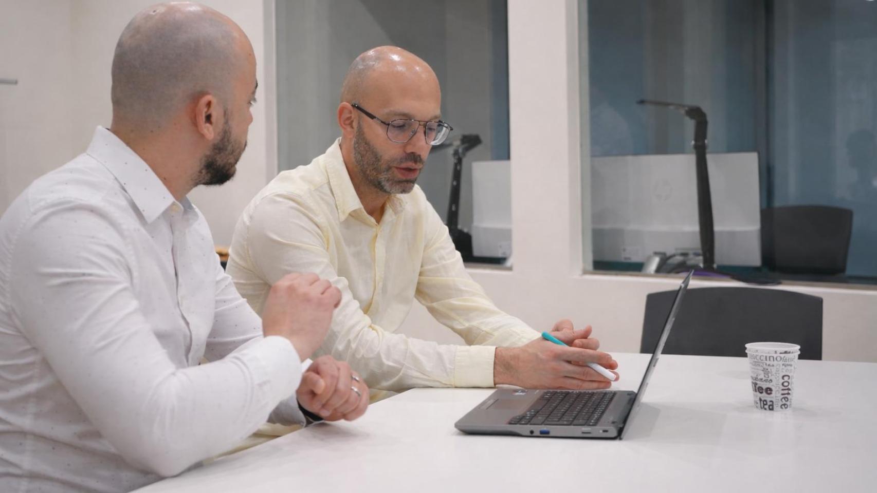 Rubén Peña, CEO y cofundador de Jakaton Ventures (derecha) y Jhoubert Rincon, CEO de Vizwide (izquierda de la imagen).