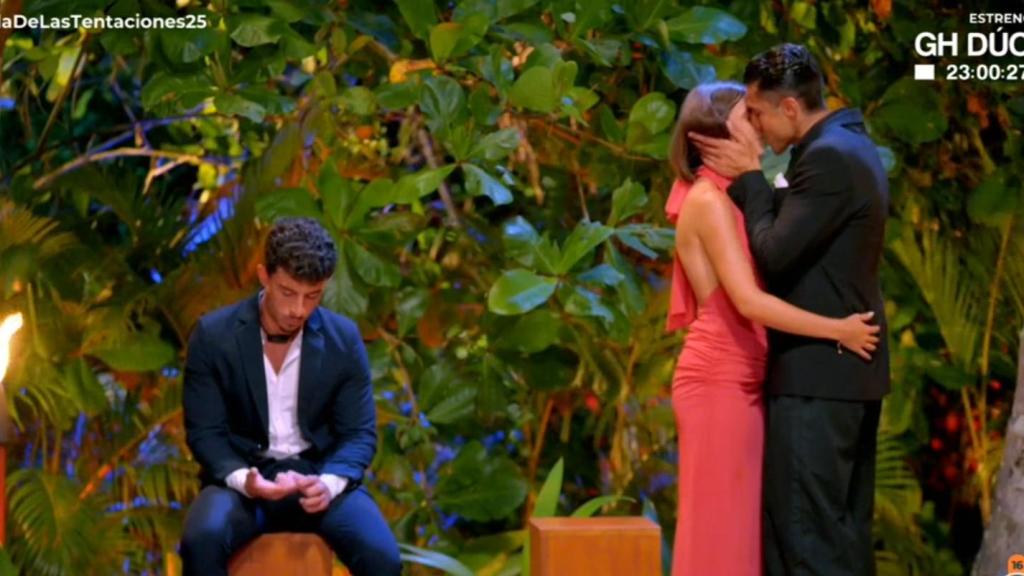 Sandra y Andrea se besan delante de Juanpi en 'La isla de las tentaciones 9'.