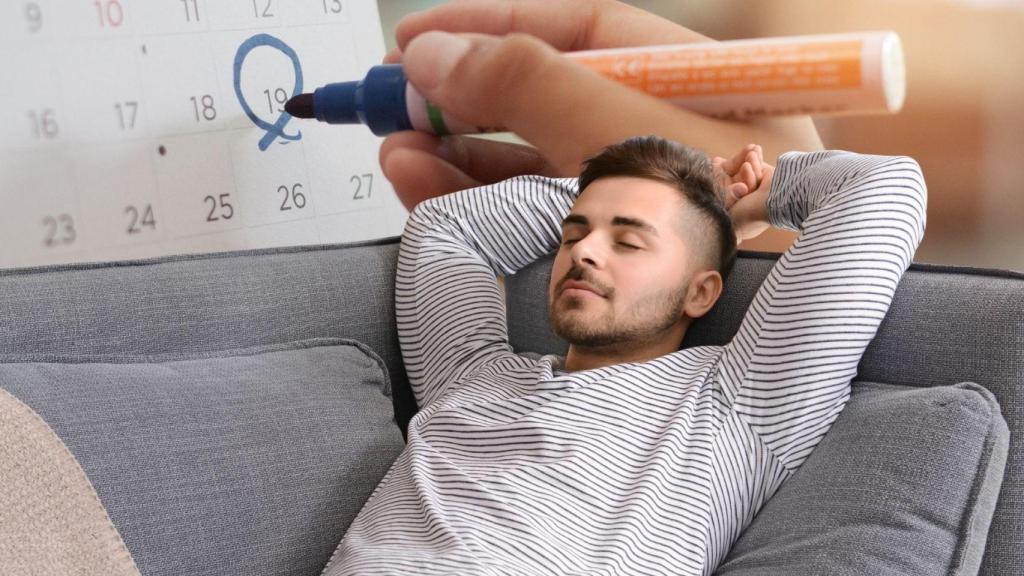 Imagen de un hombre descansando en un sofá y un calendario de fondo.