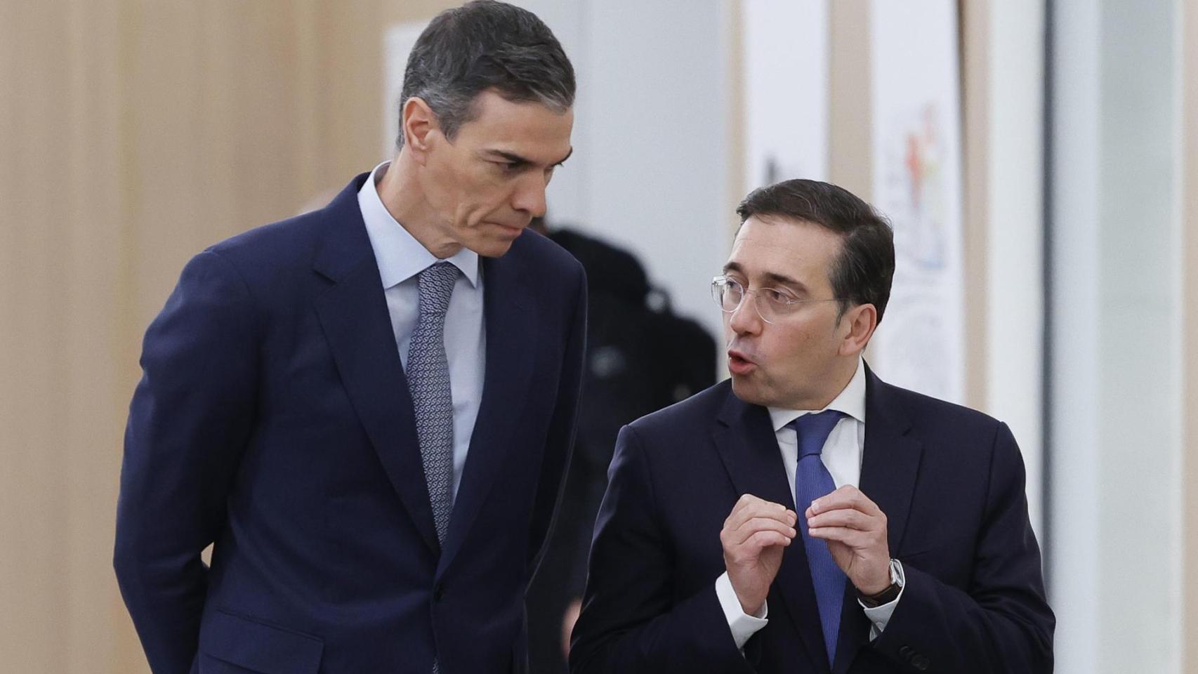 El presidente del Gobierno, Pedro Sánchez, conversa con el ministro de Asuntos Exteriores, Unión Europea y Cooperación, José Manuel Albares, antes de inaugurar este jueves la Conferencia de Embajadores.