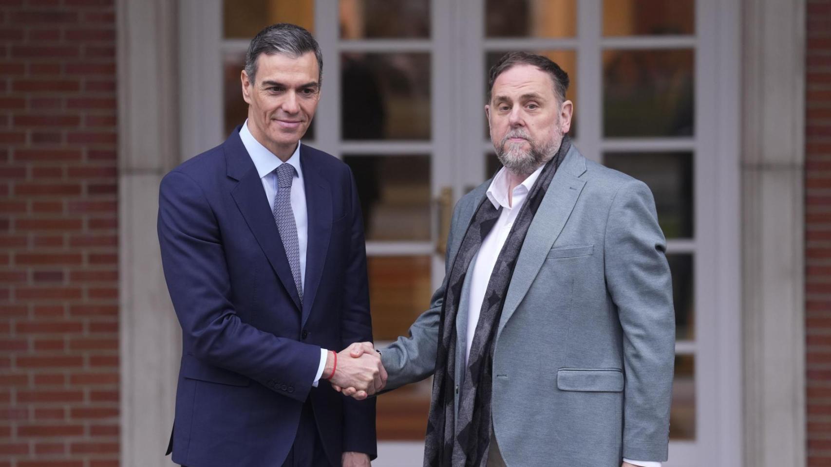 El presidente del Gobierno, Pedro Sánchez, recibe al líder de ERC, Oriol Junqueras, este jueves en la Moncloa.