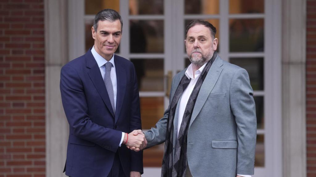 El presidente del Gobierno, Pedro Sánchez, recibe al líder de ERC, Oriol Junqueras, este jueves en la Moncloa.