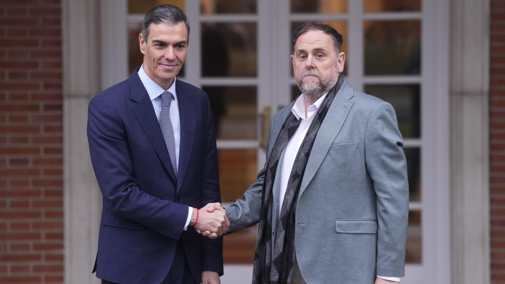 El presidente del Gobierno, Pedro Sánchez, recibe al líder de ERC, Oriol Junqueras, el pasado jueves en la Moncloa.