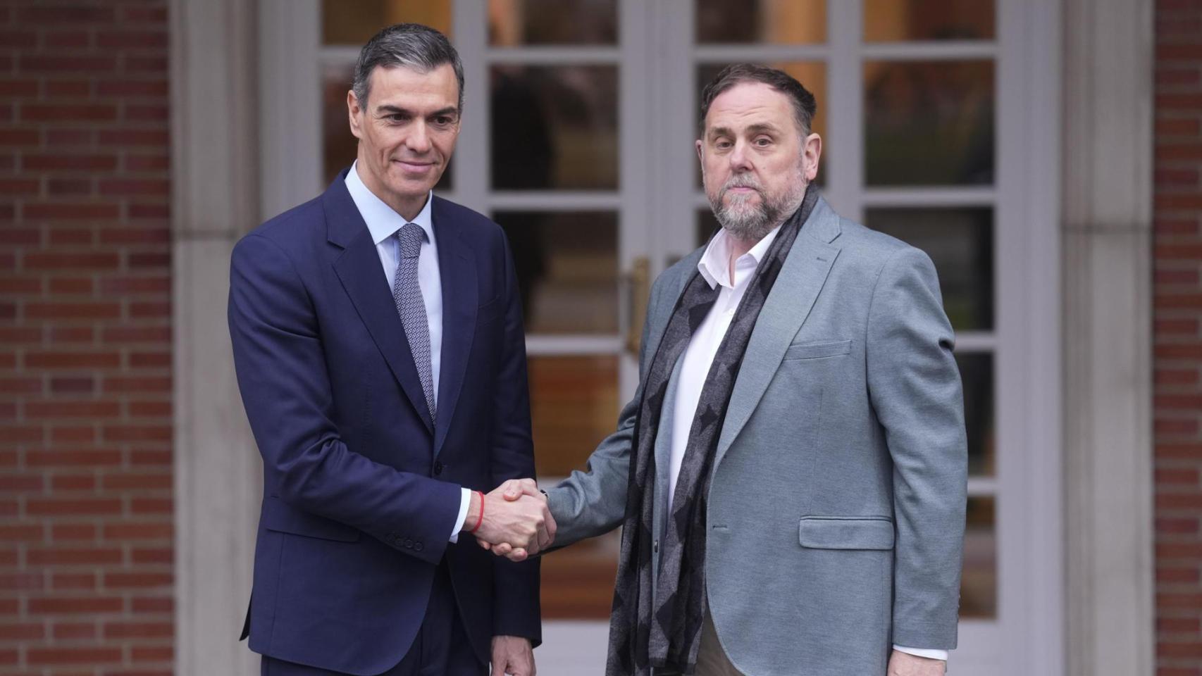 El presidente del Gobierno, Pedro Sánchez, recibe al líder de ERC, Oriol Junqueras, este jueves en la Moncloa.