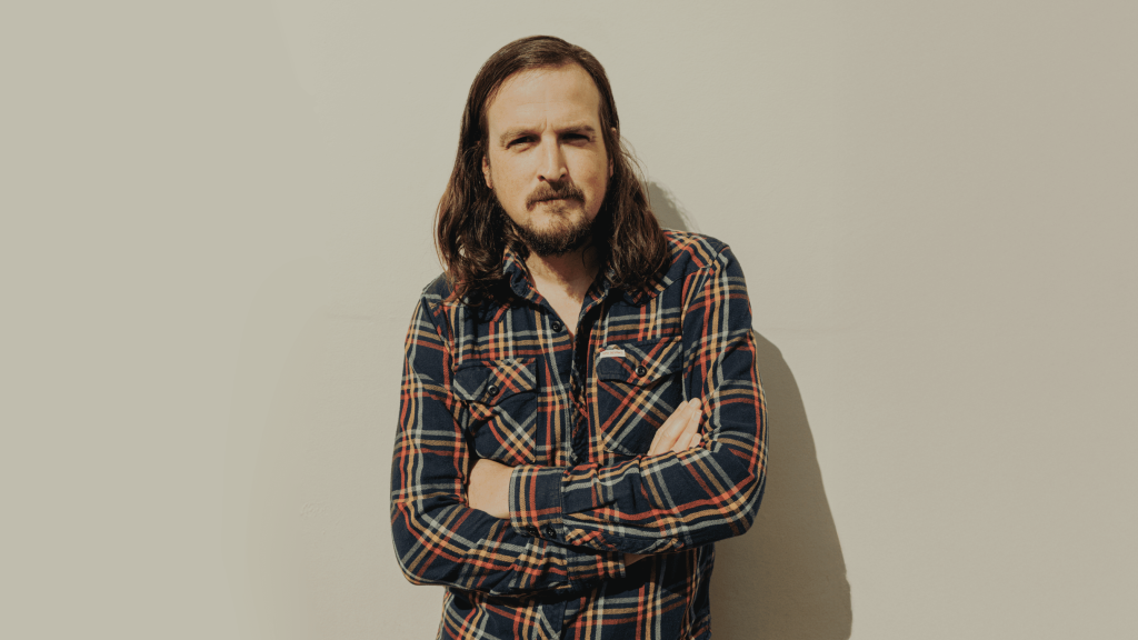 Brian Merchant, el experto en tecnología que investiga el rechazo a los avances.