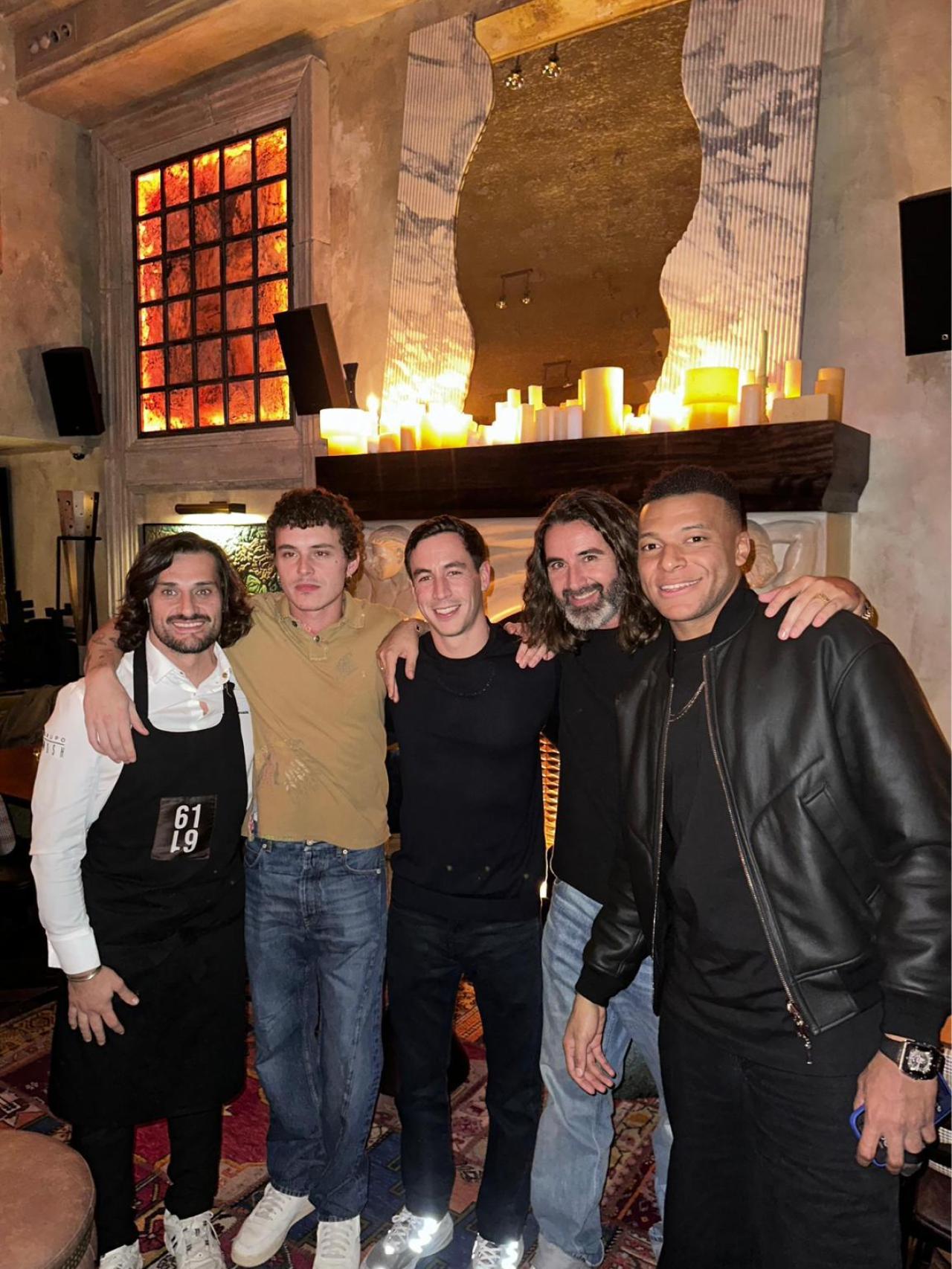 Caras coconidas en 61. como Mbappé, Arón Piper, Albert Beniflah del Grupo Mosh y el chef Franco Franceschini.