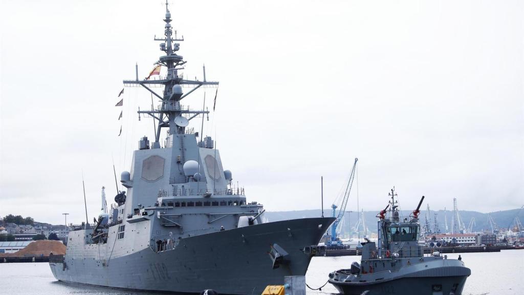 La 'Fragata ‘Almirante Juan de Borbón’ (i), en la base de A Graña, en Ferrol.
