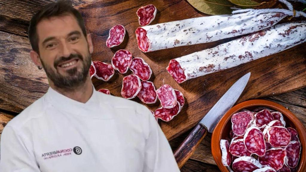 Joseba Arguiñano muestra el truco para pelar un embutido sin romper la piel.