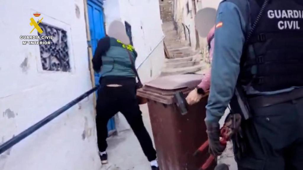 Agentes de la Guardia Civil durante la operación.