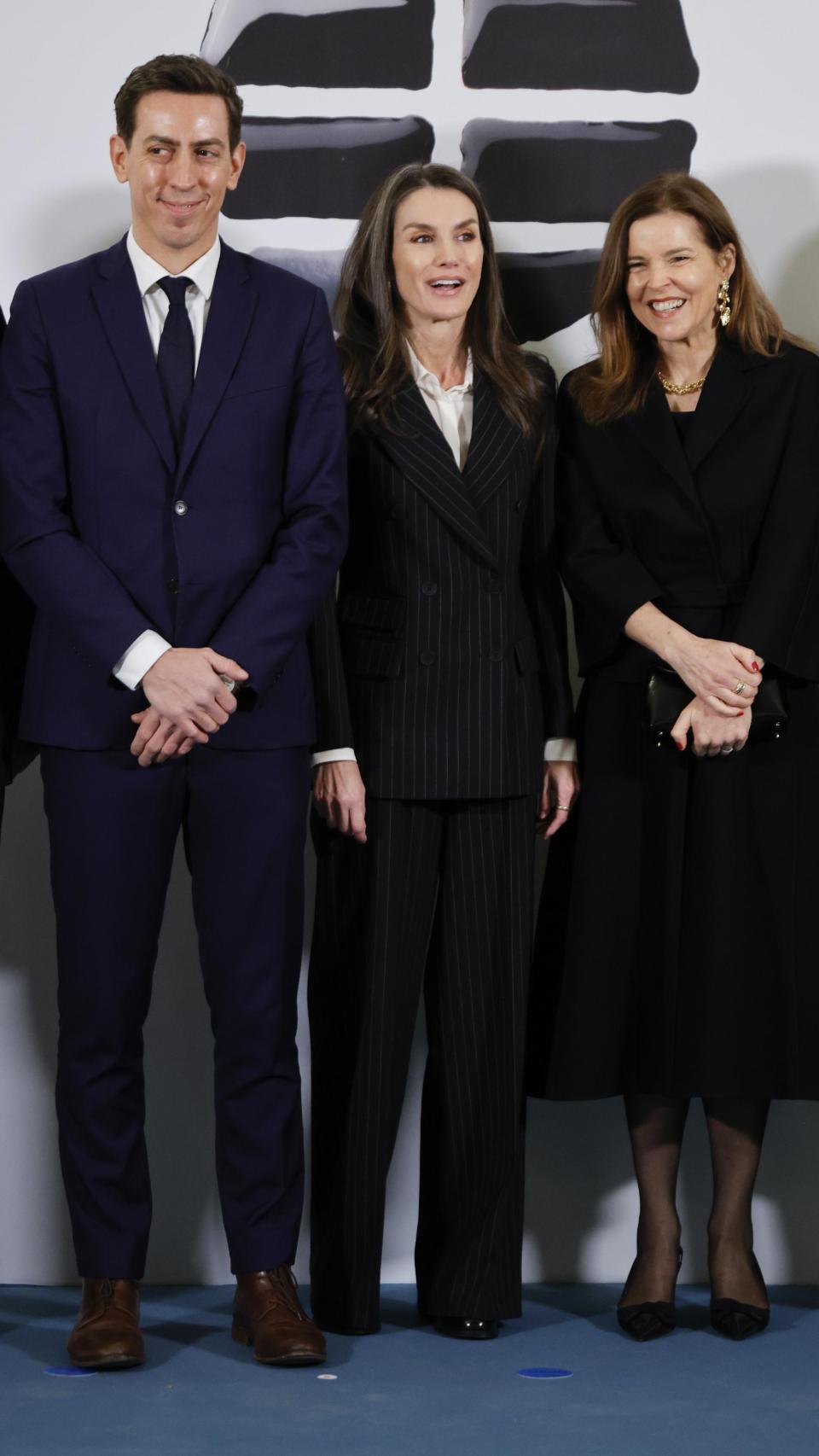 La reina Letizia junto a Laurent Richard y Emma Tucker.