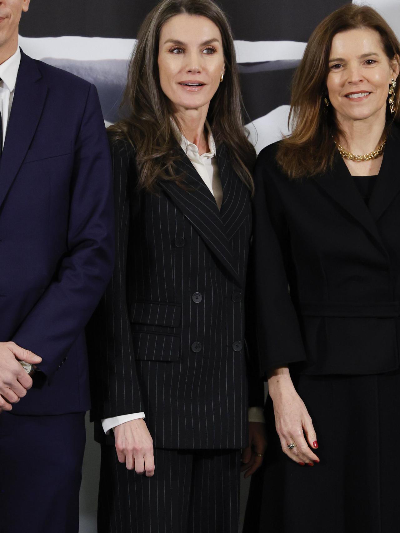 La reina Letizia ha lucido su traje de raya diplomática de la firma francesa Sandro Paris.