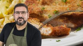 Dani García junto a un filete empanado.