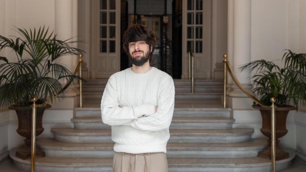 El escritor es un éxito editorial y acaba de ganar el Premio Nadal por otra obra de realismo mágico.