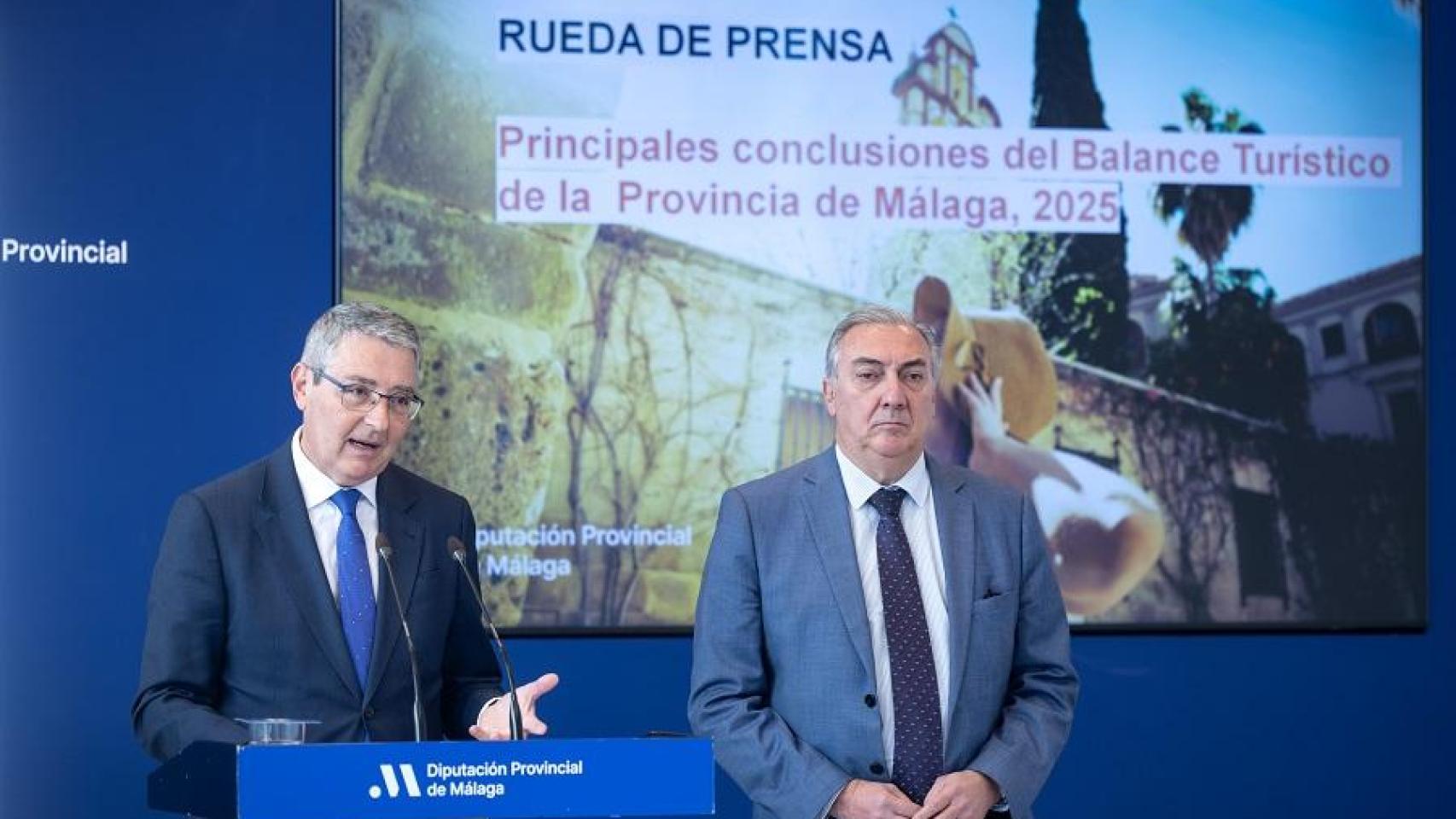 Francisco Salado presenta el informe.