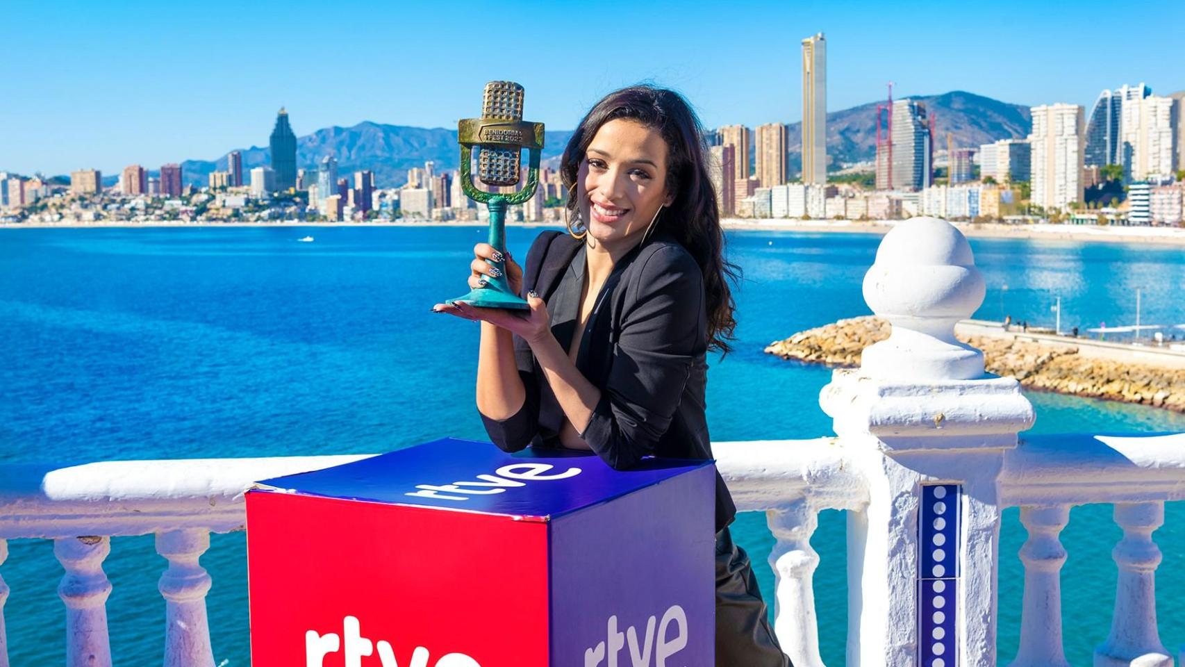 Chanel Terrero, con el Micrófono de Bronce del Benidorm Fest 2022.