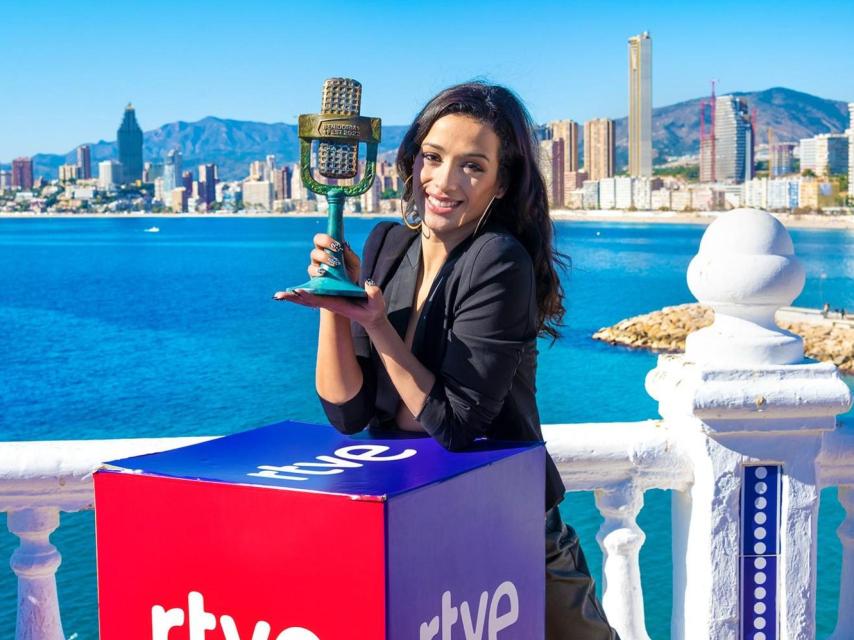 Chanel Terrero, con el Micrófono de Bronce del Benidorm Fest 2022.