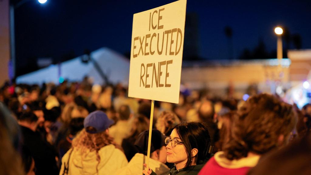 Una mujer porta un letrero en el que acusa a los servicios de inmigración de haber asesinado a Renee Nicole Good.