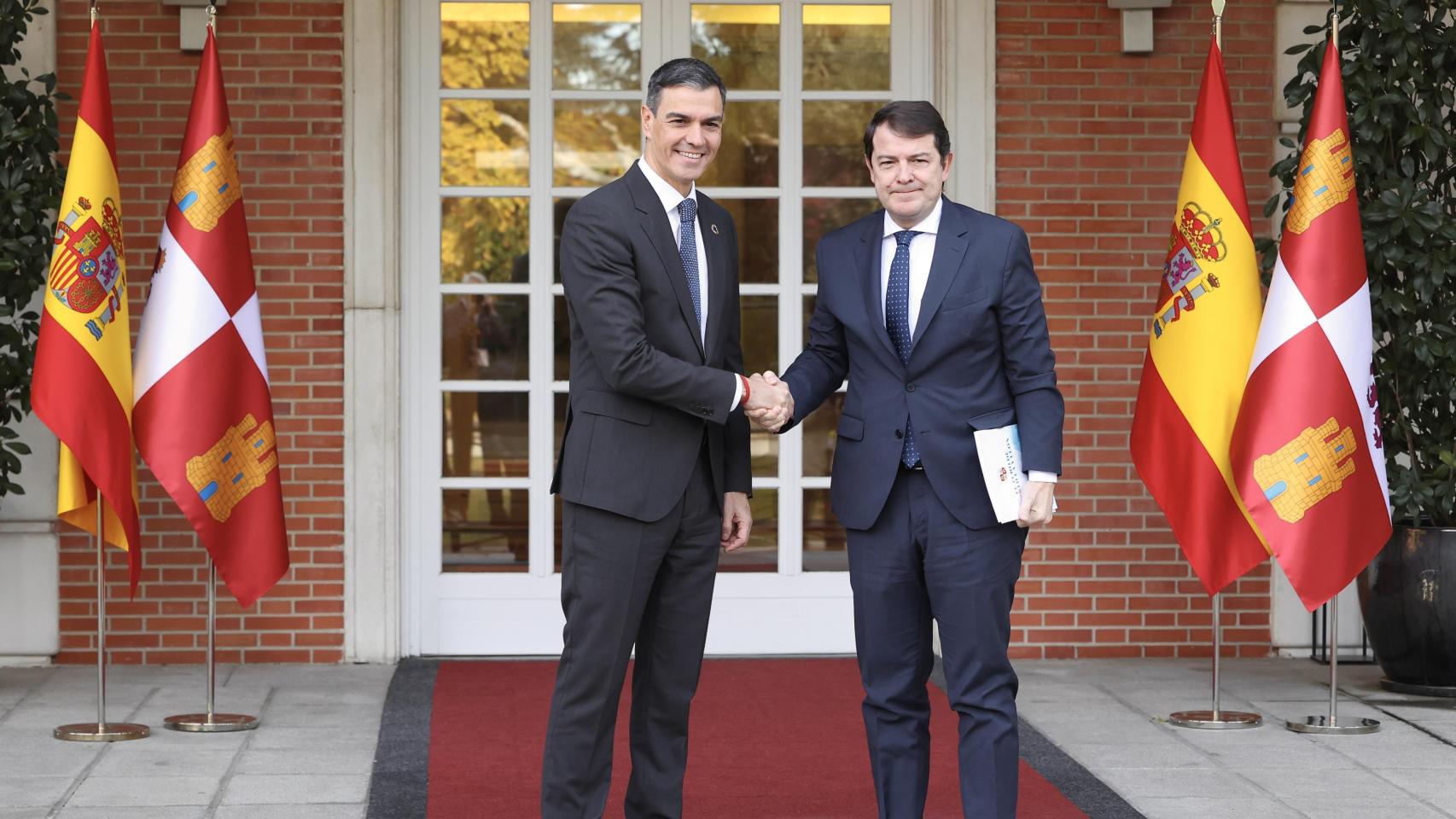 El presidente del Gobierno, Pedro Sánchez, y el presidente de la Junta, Alfonso Fernández Mañueco, durante una reunión en la Moncloa en noviembre de 2024