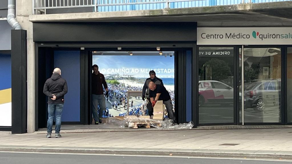 Imagen de varios operarios descargando material en el futuro museo esta mañana.