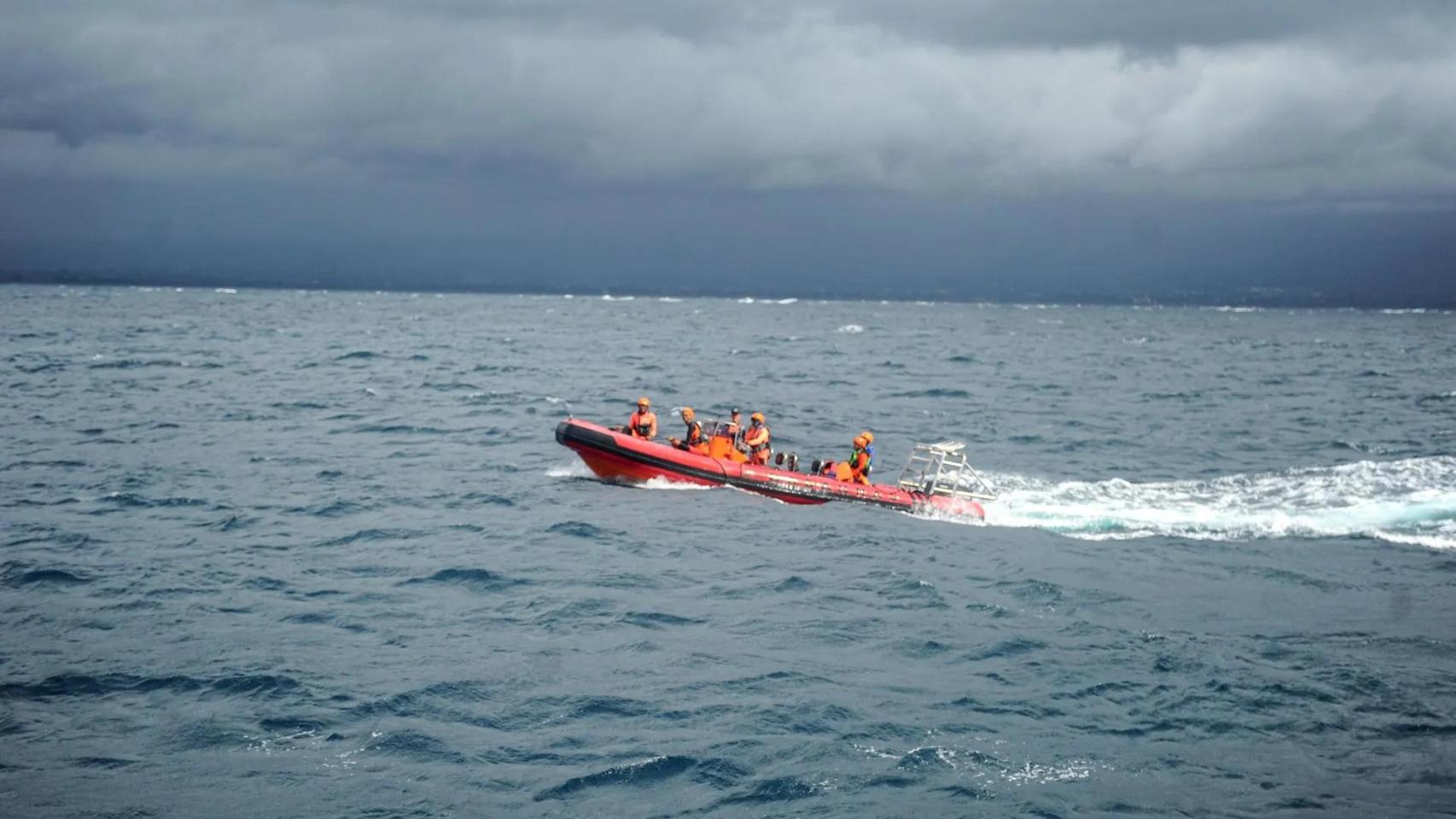 Efectivos de búsqueda en Indonesia.