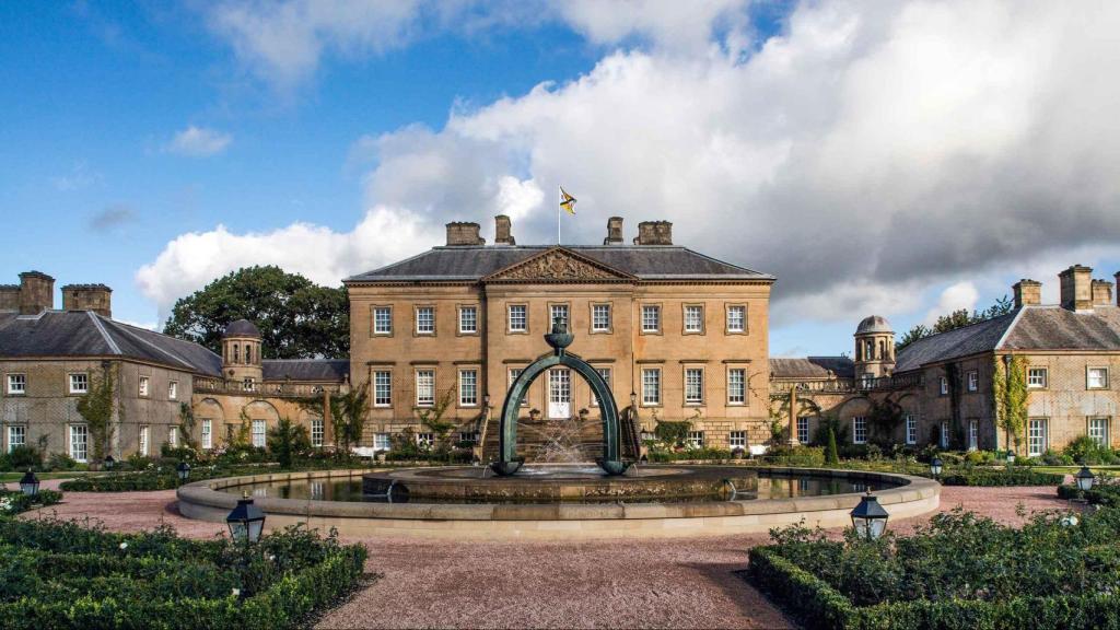 Fachada de Dumfries House, el palacio escocés de Carlos III.