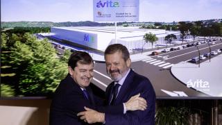 El presidente de la Junta de Castilla y León, Alfonso Fernández Mañueco, y el presidente del Grupo Avintia, Antonio Martín, tras la firma del acuerdo, este jueves en Ávila