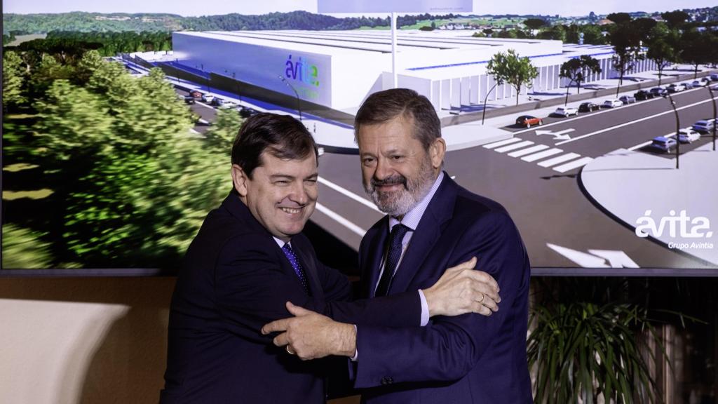 El presidente de la Junta de Castilla y León, Alfonso Fernández Mañueco, y el presidente del Grupo Avintia, Antonio Martín, tras la firma del acuerdo, este jueves en Ávila