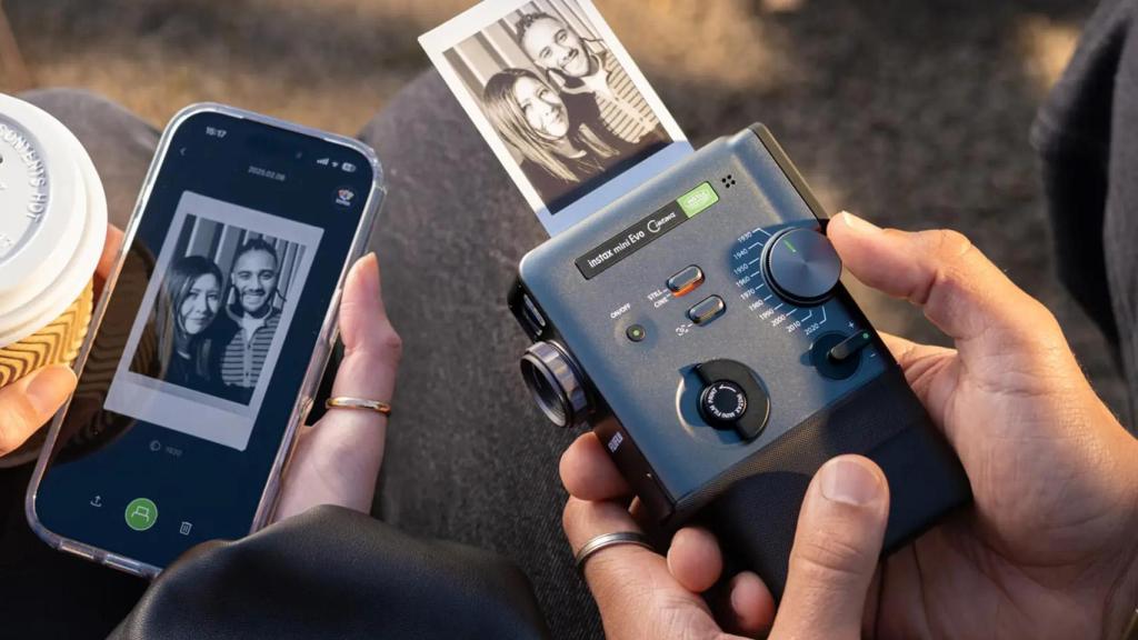 instax mini Evo Cinema.