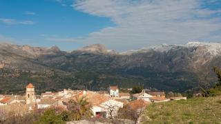 El mejor pueblo de Alicante para visitar los pozos de nieve: cinco siglos de historia al pie de la sierra de Aitana