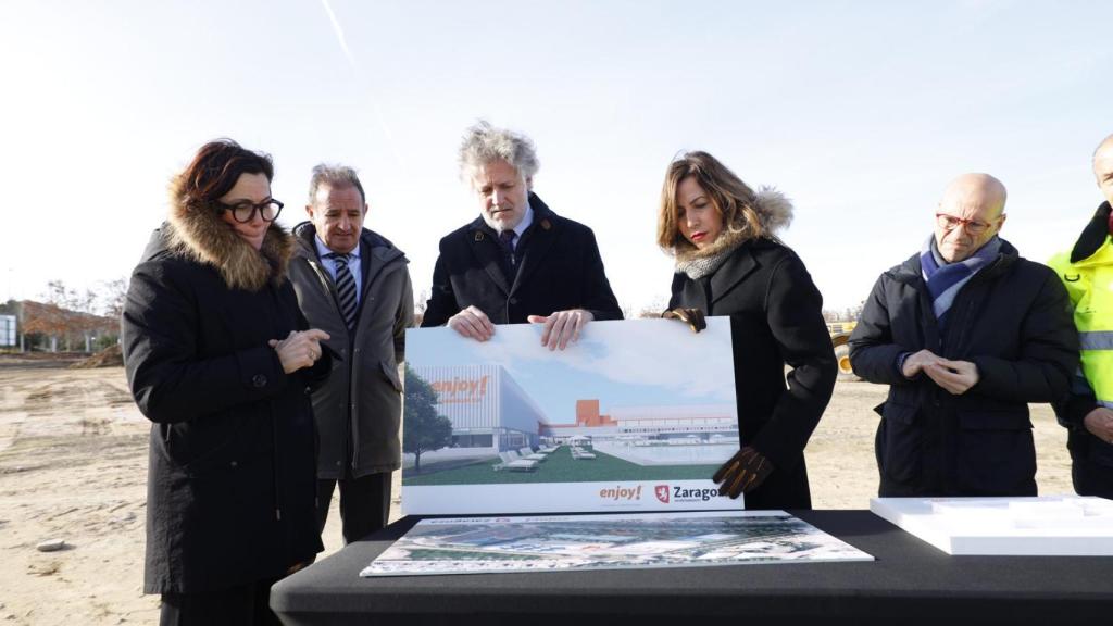 La alcaldesa de Zaragoza y el CEO de Enjoy Wellness en la parcela del nuevo centro deportivo de Zaragoza