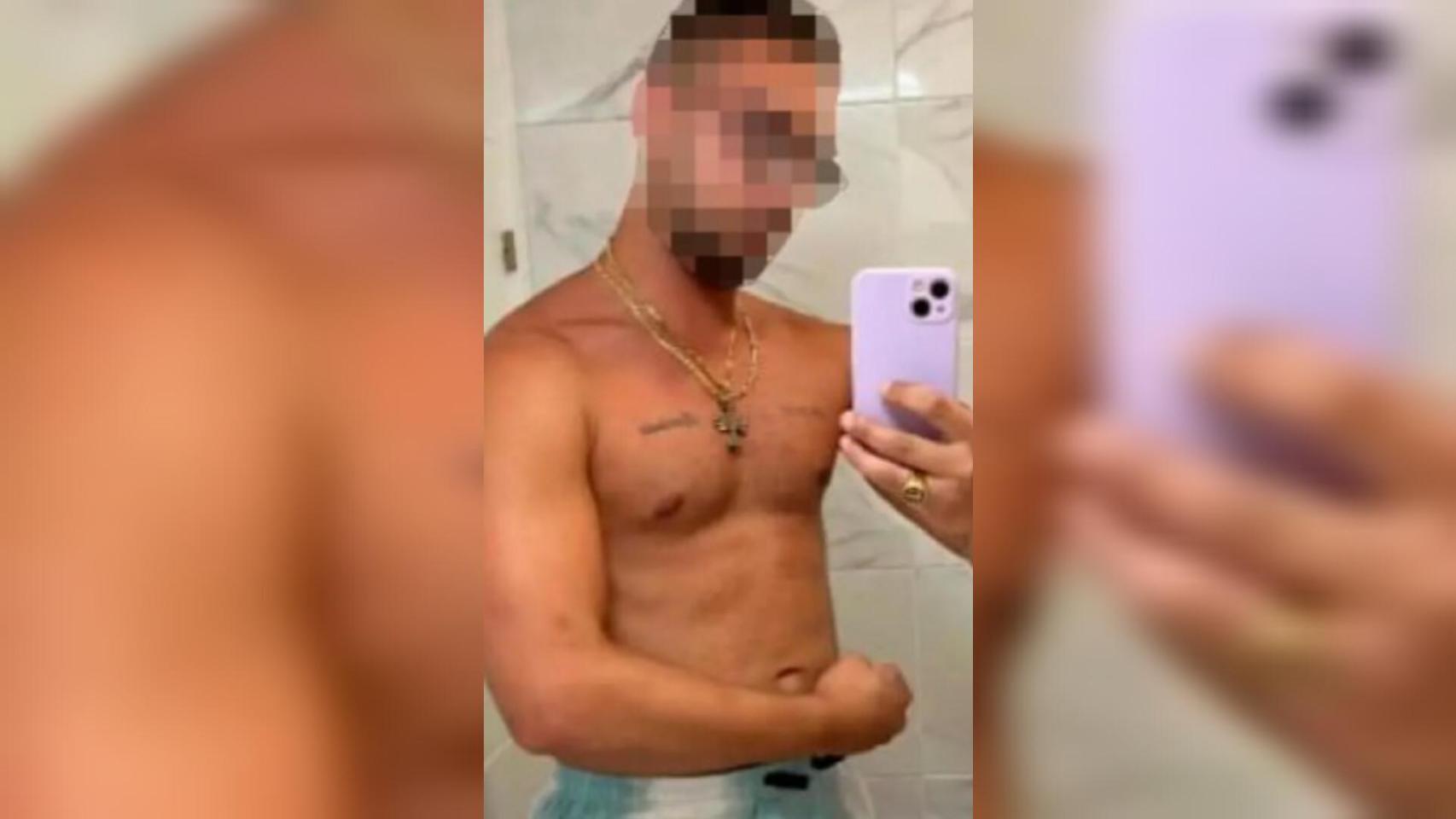 El veinteañero Kevin Santiago, sacando músculo, como gran aficionado al fitness.