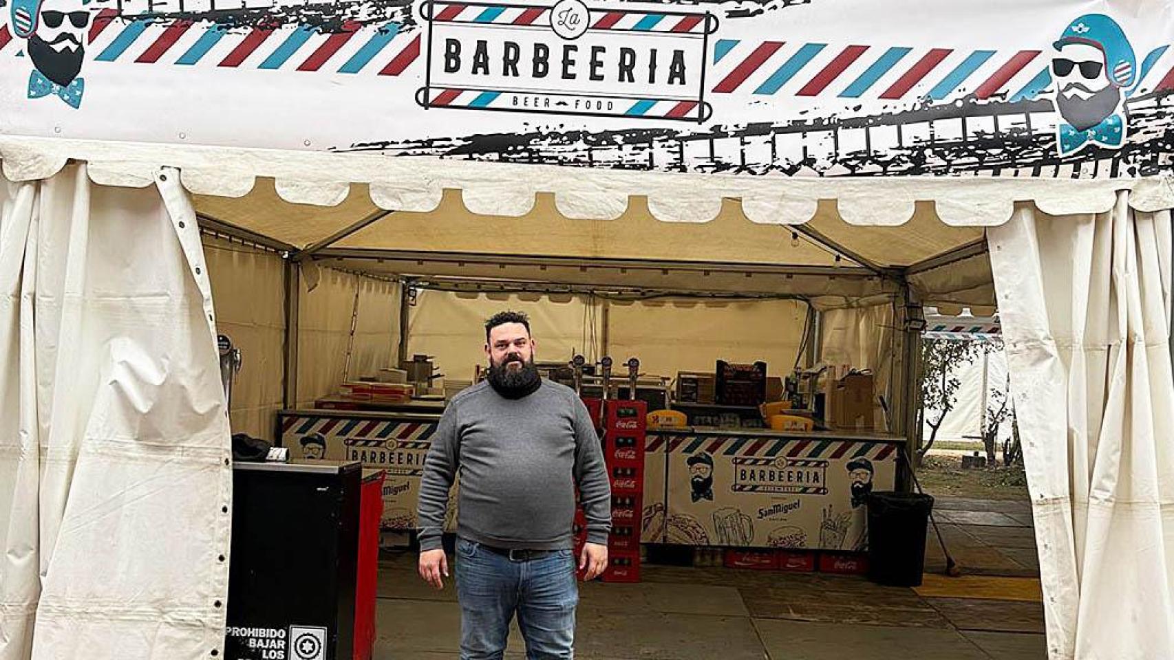 Lorenzo en Pingüinos, en su puesto de La Barbeería.