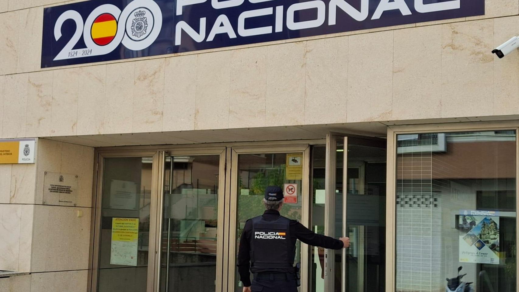 Un agente de la Policía Nacional.